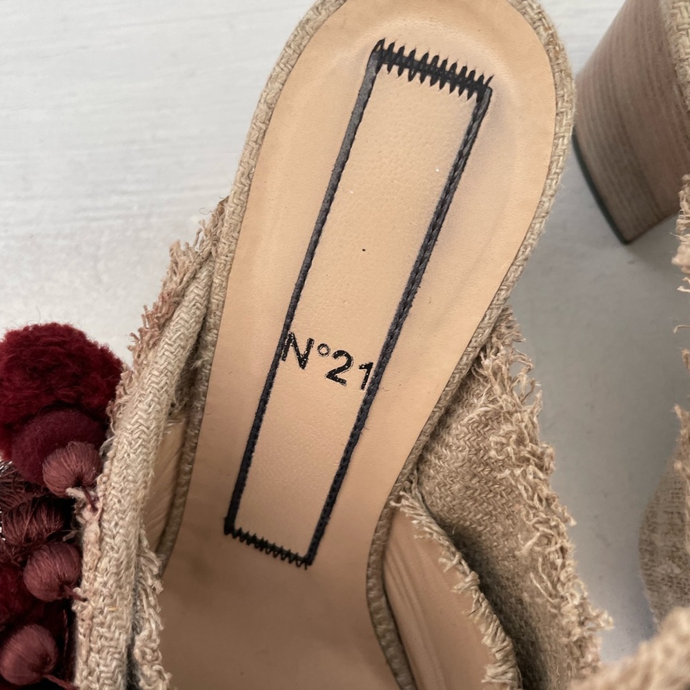 No. 21 Beige Canvas Pom Pom Fringe Tassel Burgundy Mules Pumps Slip On - Picture 2 of 10